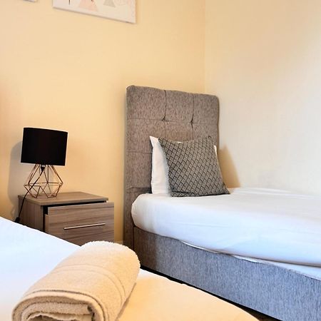 Comfort Heathrow Stay 5 Mins To The Terminal Stanwell Exterior photo