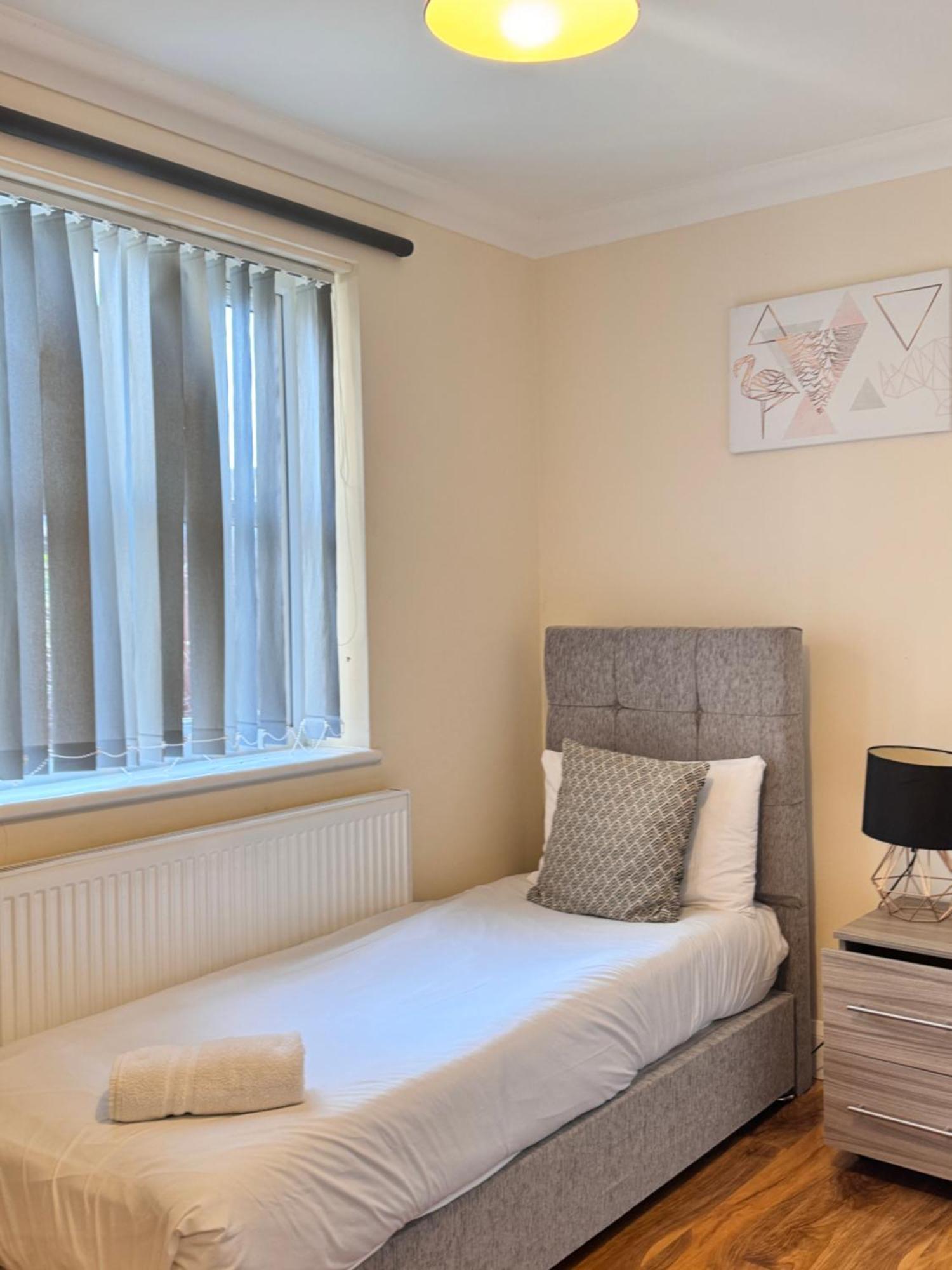 Comfort Heathrow Stay 5 Mins To The Terminal Stanwell Exterior photo