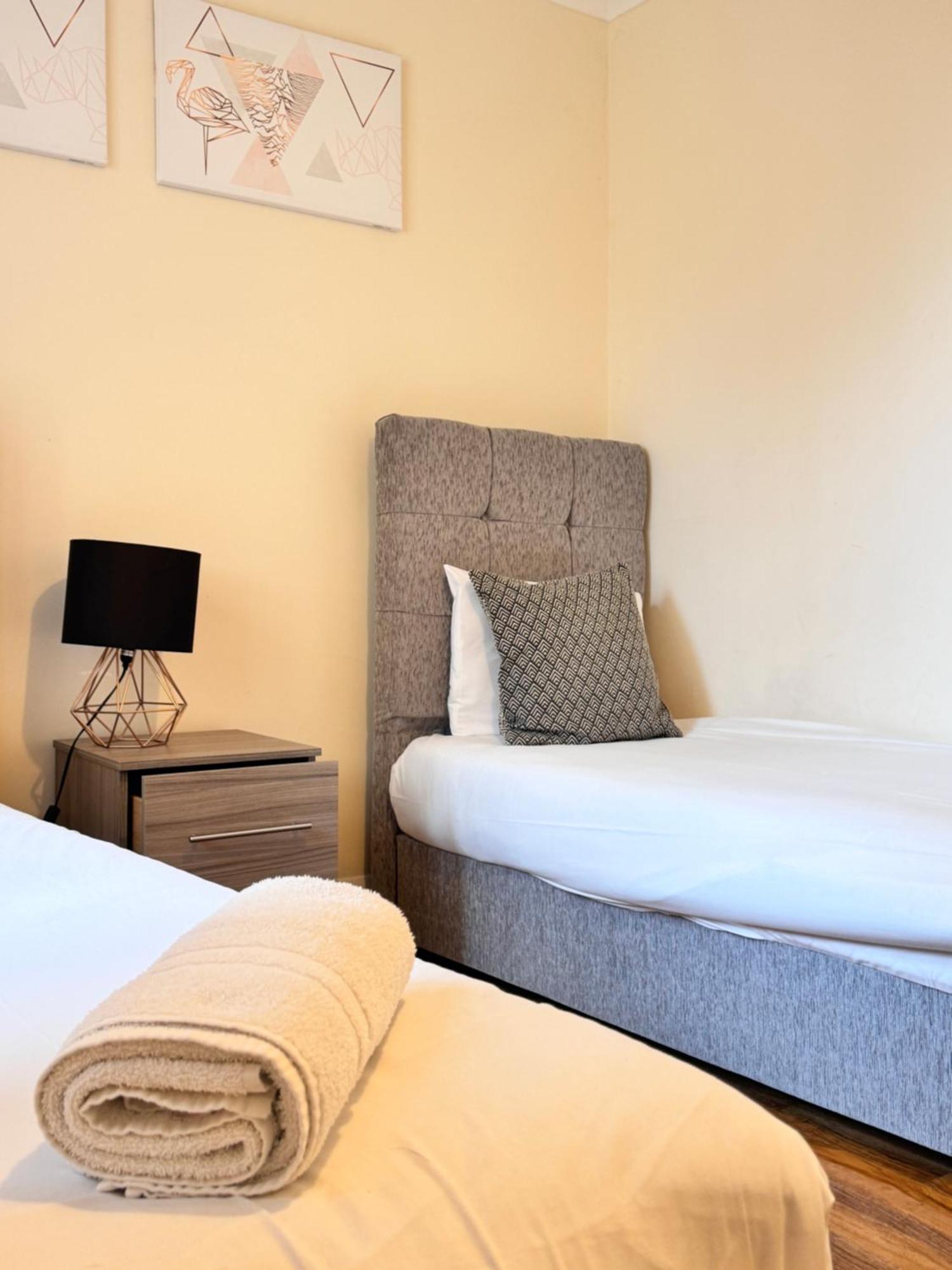 Comfort Heathrow Stay 5 Mins To The Terminal Stanwell Exterior photo