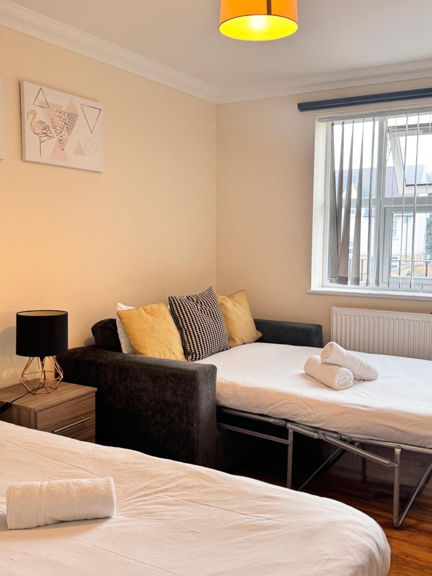 Comfort Heathrow Stay 5 Mins To The Terminal Stanwell Exterior photo